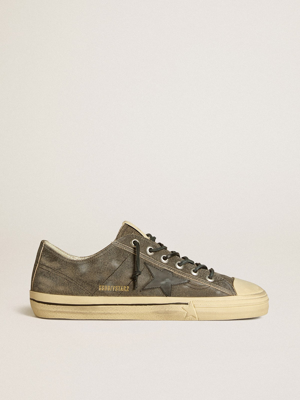 Golden Goose Men’s V-Star in black suede with black leather star