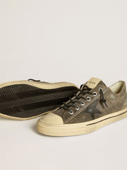 Golden Goose Men’s V-Star in black suede with black leather star