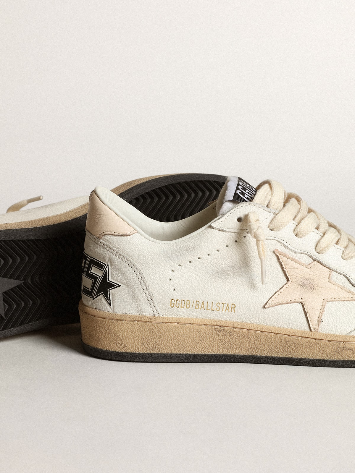 Golden Goose Ball Star  in white nappa with a salmon-pink nappa star