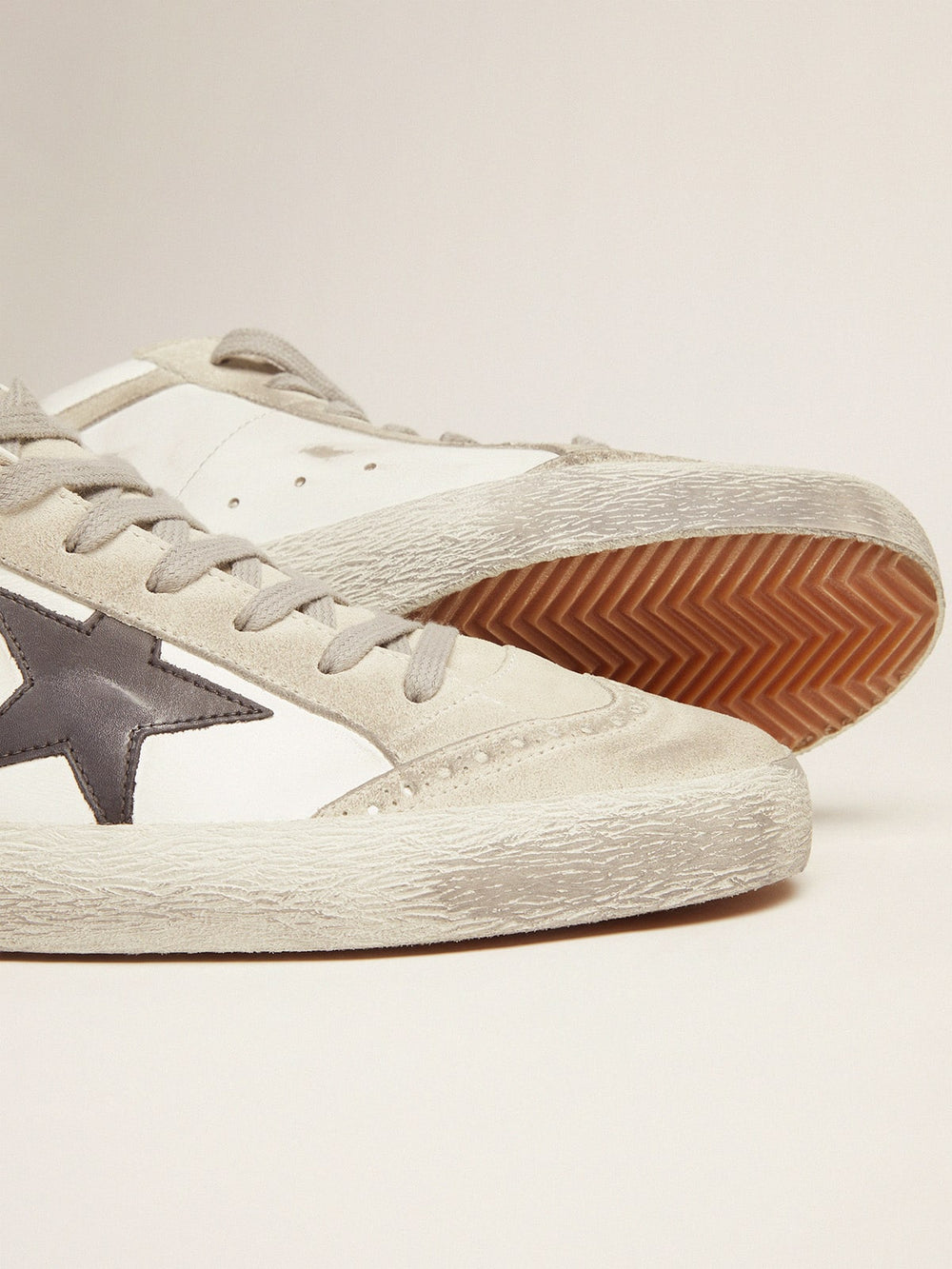 Golden Goose Men's Mid Star white with black star