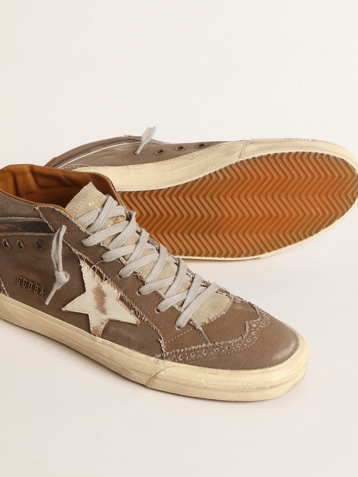 Golden Goose Mid Star in green canvas with leather star and black flash
