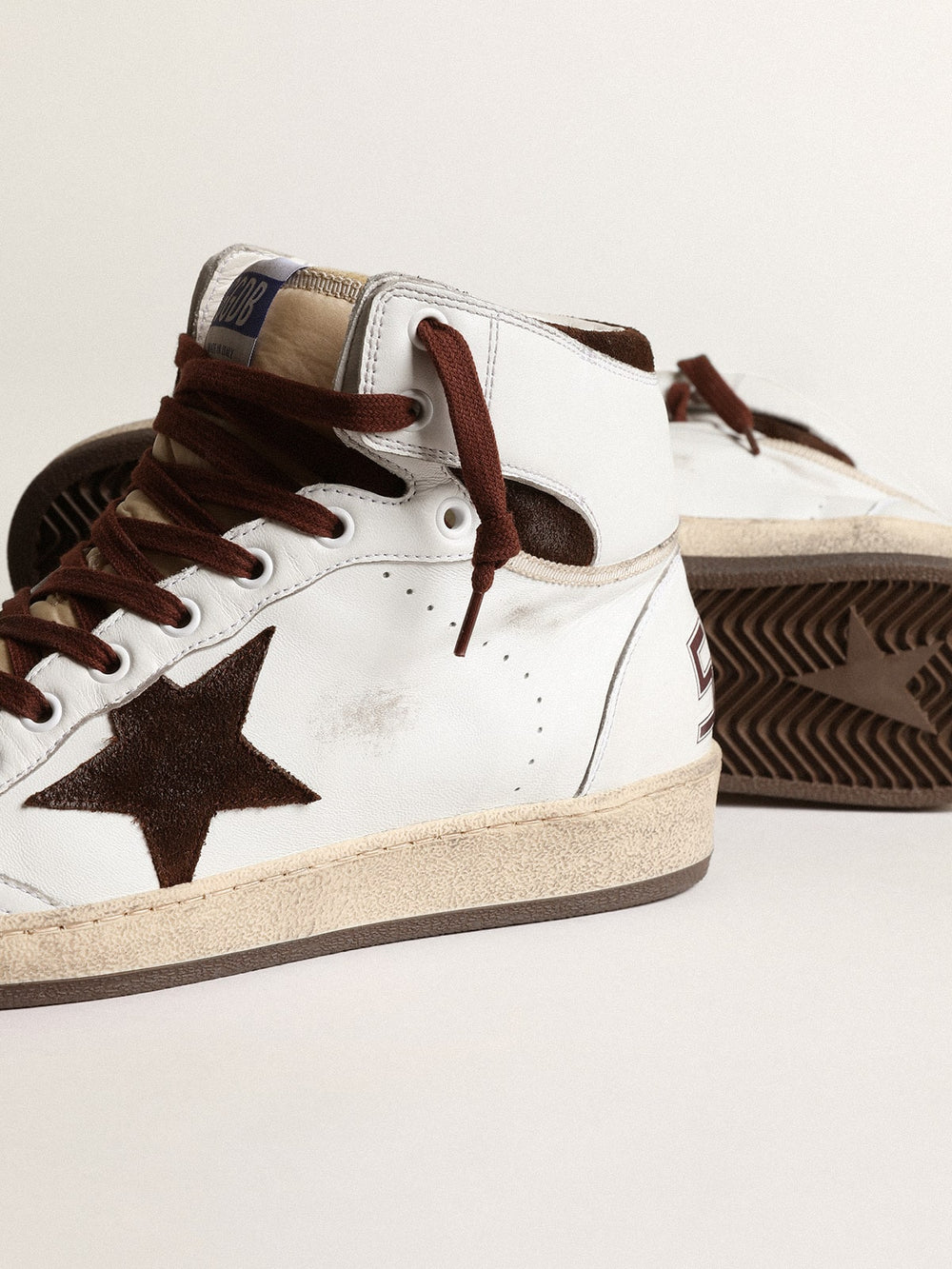 Golden Goose Men’s Sky-Star in white nappa leather with a chocolate suede star