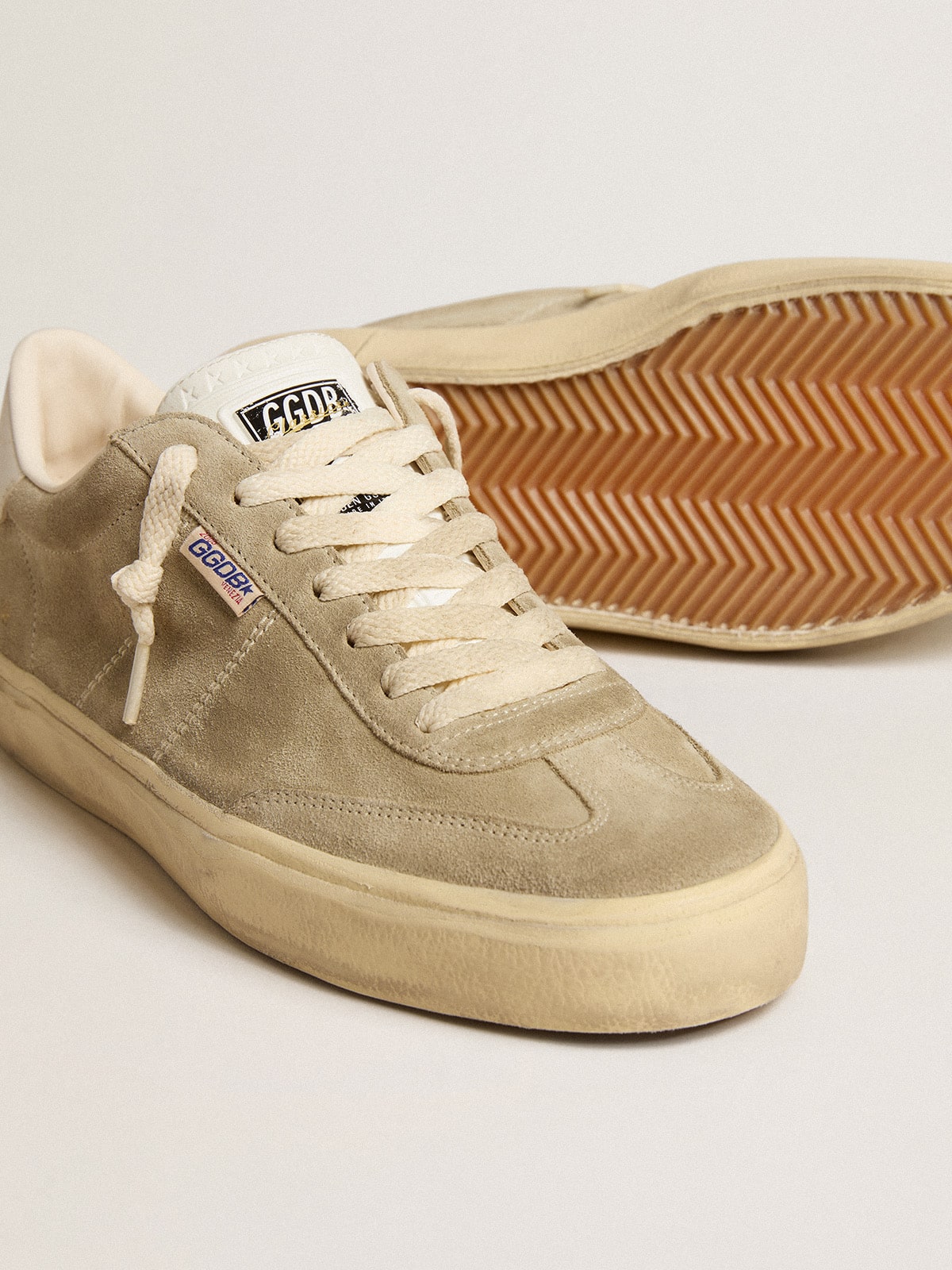 Golden Goose Men's Soul Star in dove-gray suede with white leather heel tab and tongue