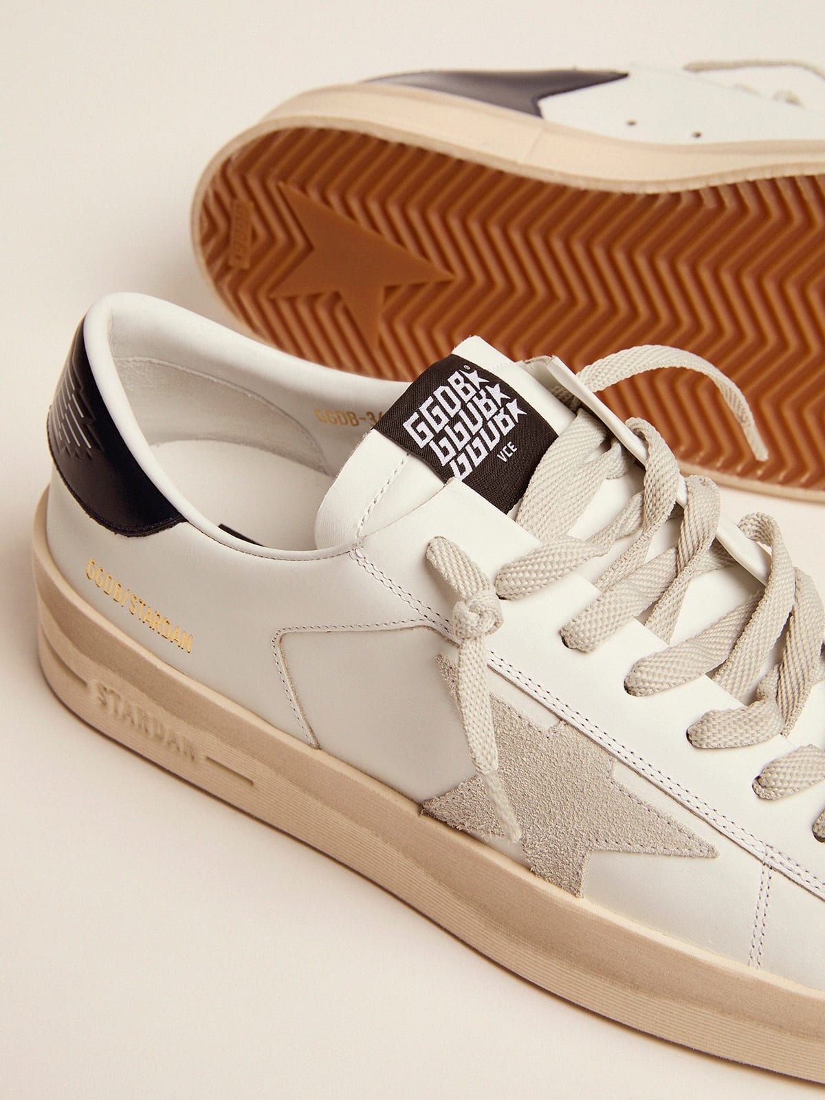 Golden Goose Men's Stardan with star in ice-gray suede and blu-navy heel tab