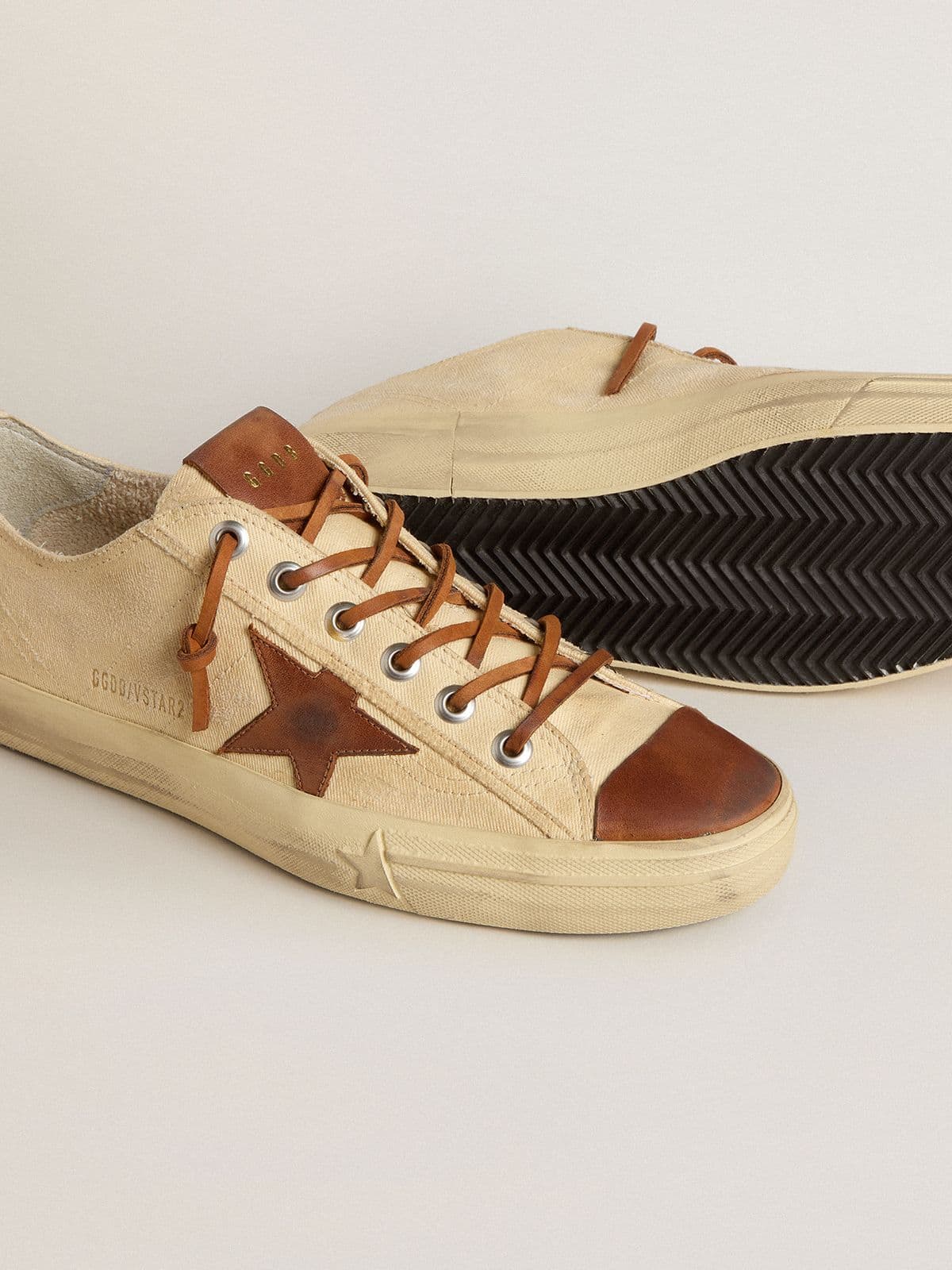 Golden Goose Men's V-Star in cream canvas with tobacco leather star