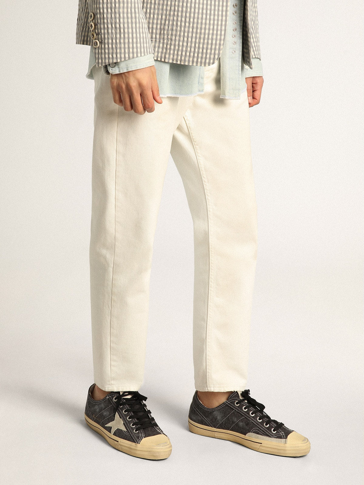 Golden Goose Men's V-Star  in black canvas with ice-gray star and heel