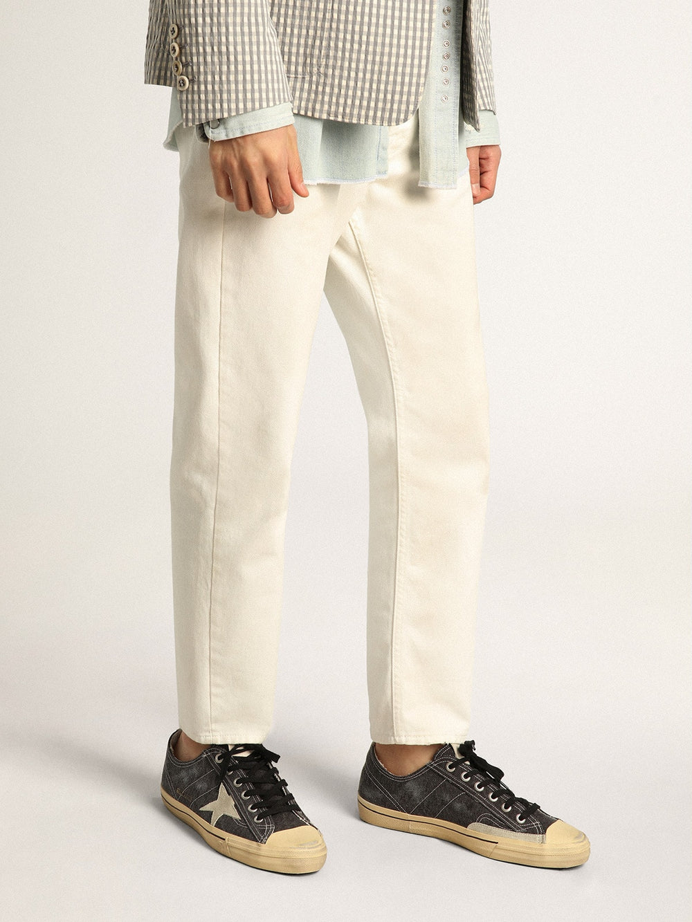 Golden Goose Men's V-Star  in black canvas with ice-gray star and heel