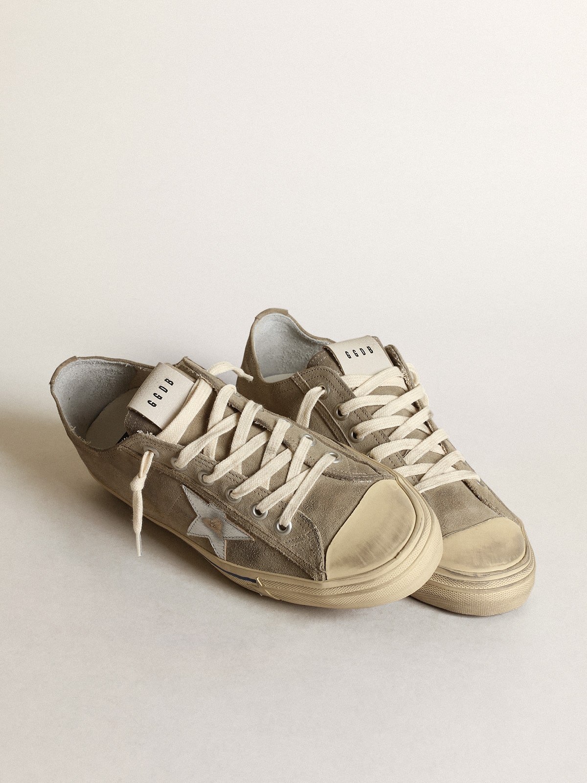 Golden Goose Men's V-Star in dove-gray suede with silver metallic leather star