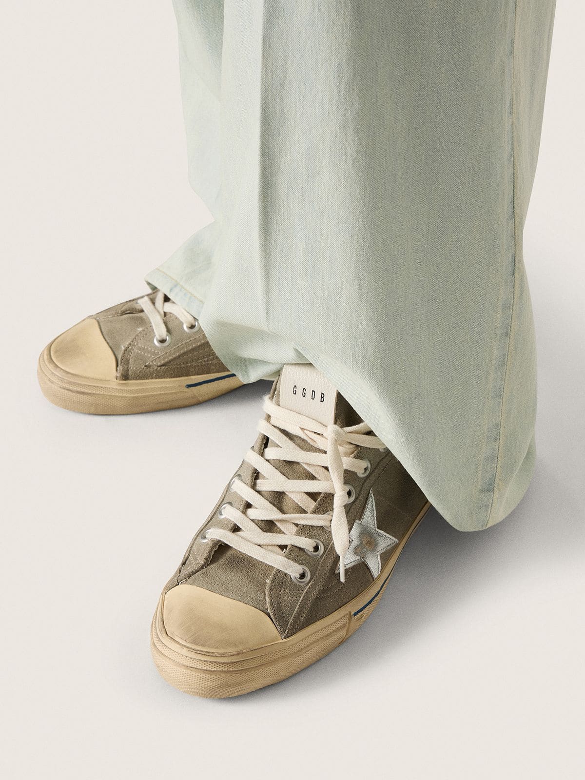 Golden Goose Men's V-Star in dove-gray suede with silver metallic leather star