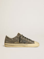 Golden Goose Men’s V-Star in black suede with black leather star