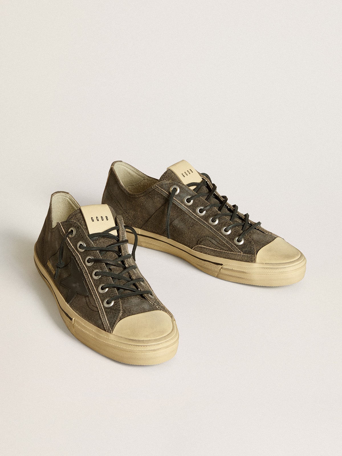 Golden Goose Men’s V-Star in black suede with black leather star