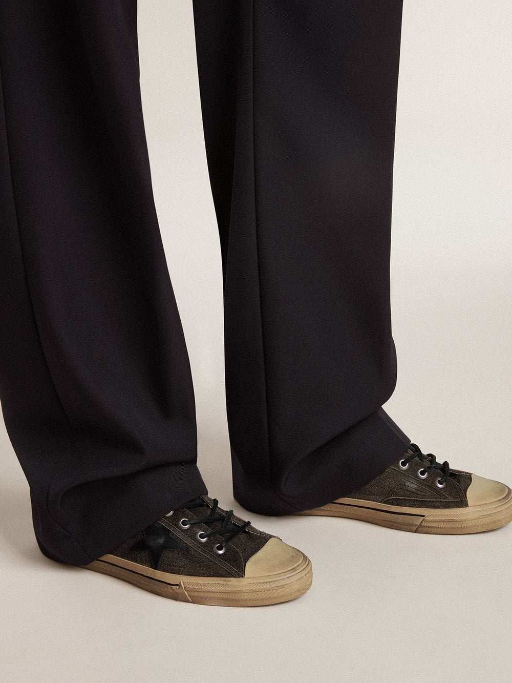 Golden Goose Men’s V-Star in black suede with black leather star