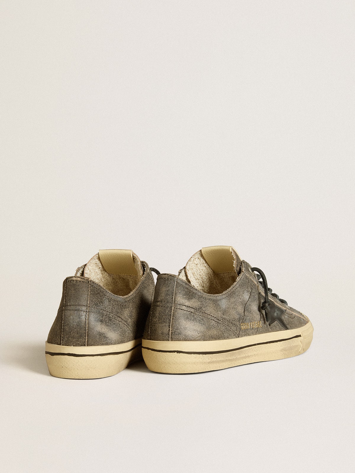 Golden Goose Men’s V-Star in black suede with black leather star