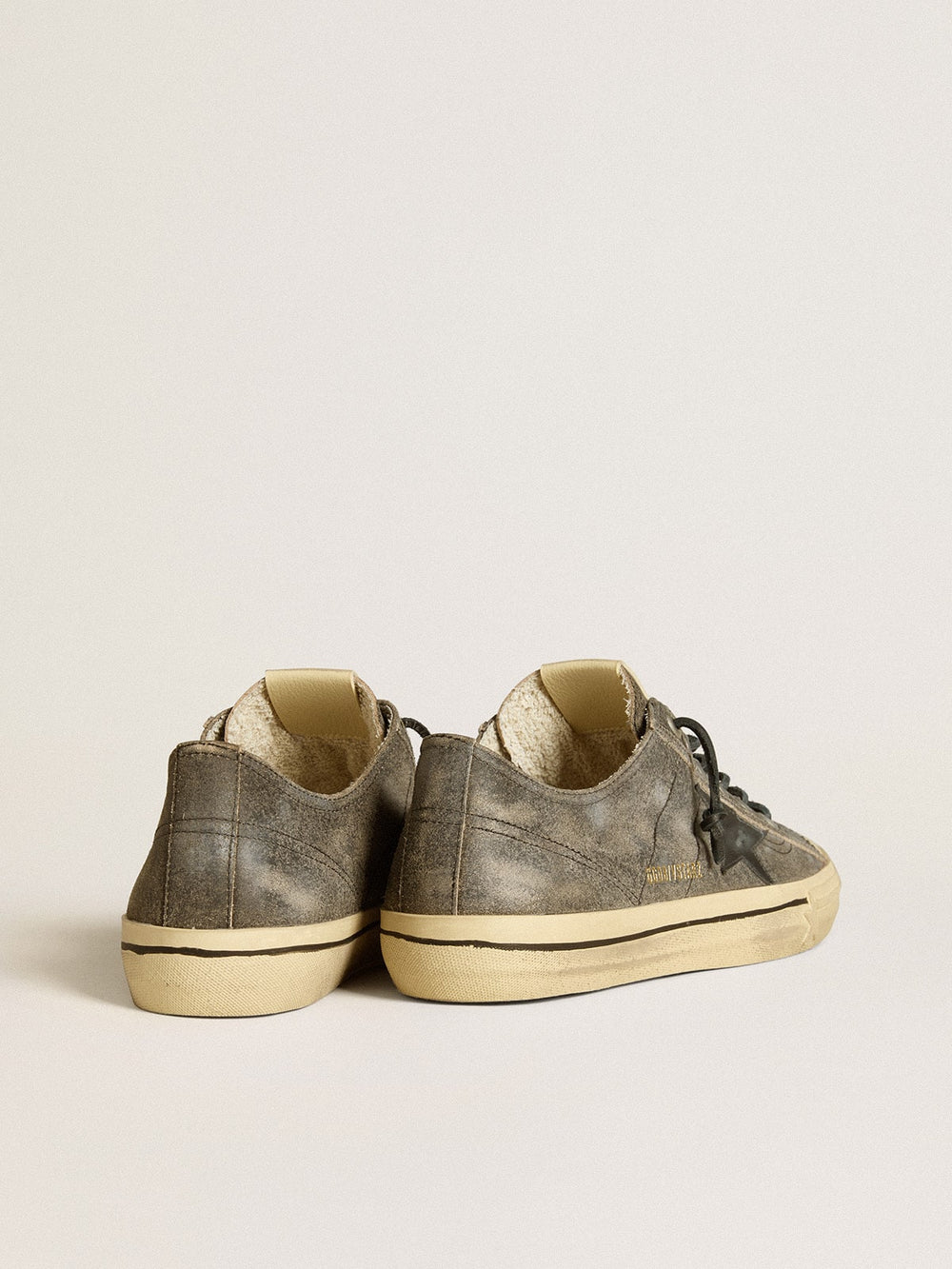 Golden Goose Men’s V-Star in black suede with black leather star