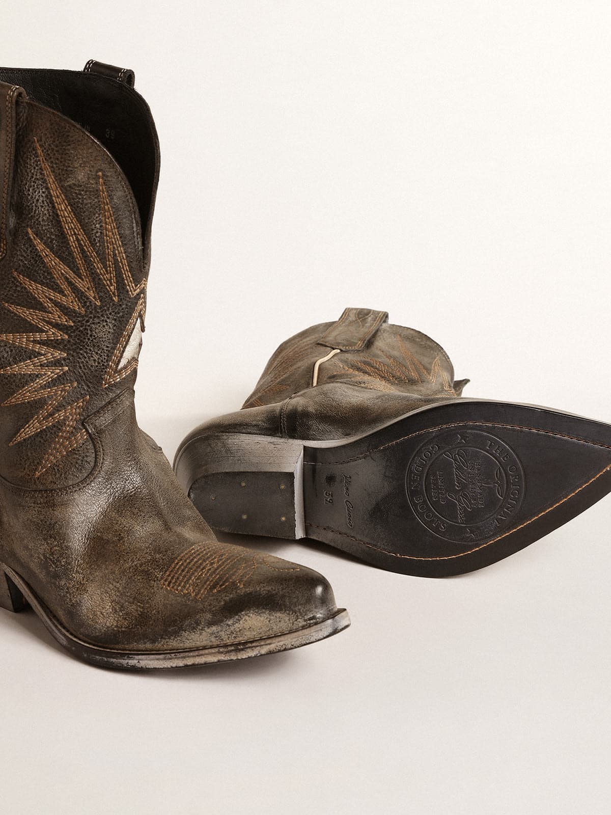 Golden Goose Men's low Wish Star boots in black leather with silver star