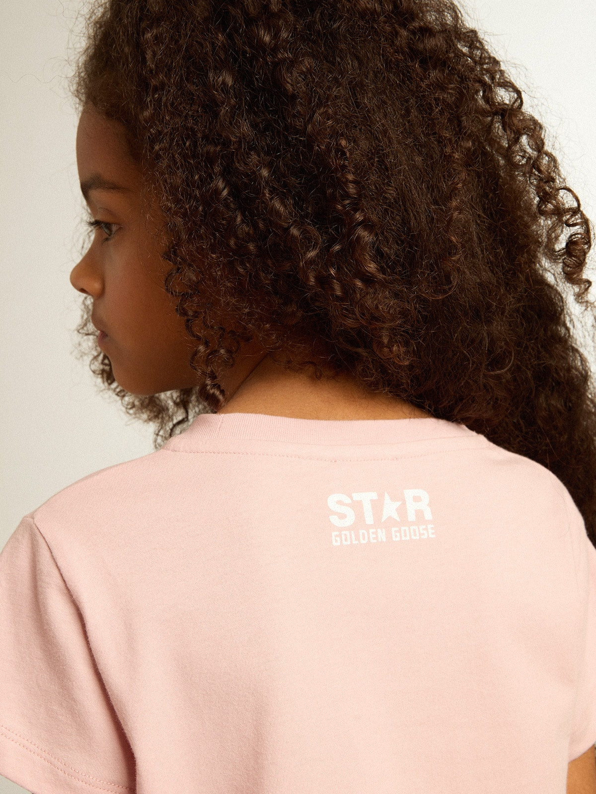 Golden Goose Girls’ pink T-shirt with white logo and maxi star